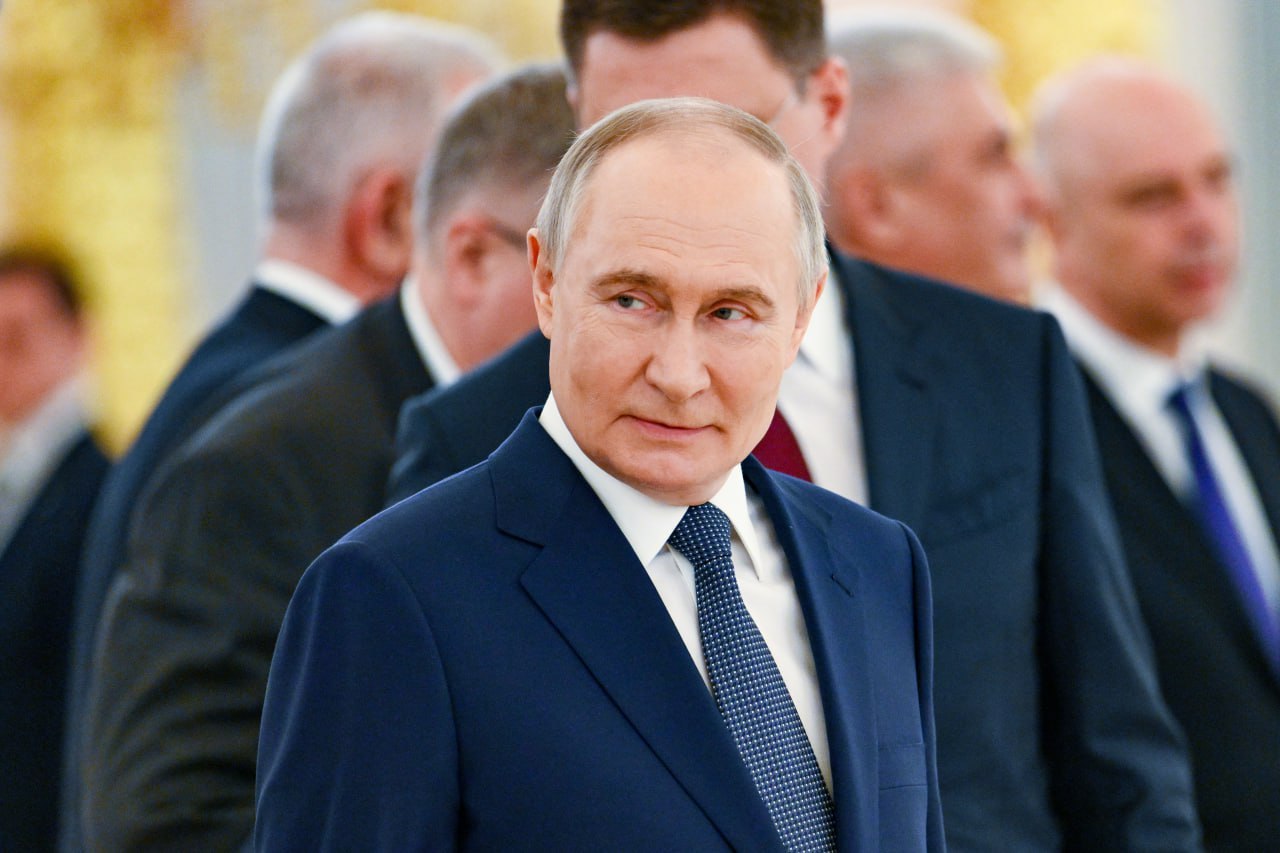Вэнс встреча Путина и Зеленского могла бы помочь выйти из тупика Вице президент США Джей Ди Вэнс заявил что личная встреча президента России Владимира Путина и Владимира Зеленского могла бы способствовать выходу из тупика в вопросе мирного урегулирования конфликта на Украине Его слова приводит телеканал Fox News По мнению Вэнса иногда прямой диалог лидеров позволяет найти решение там где переговорные группы не способны продвинуться Полагаю что президент США Дональд Трамп и я предпочли бы чтобы они встретились вне зависимости от согласования всех деталей урегулирования прим ЮСН необязательно находить решение по каждому вопросу иногда лидеры сидя друг напротив друга могут преодолеть тупик из которого их команды не могут выбраться отметил он Южная служба новостей