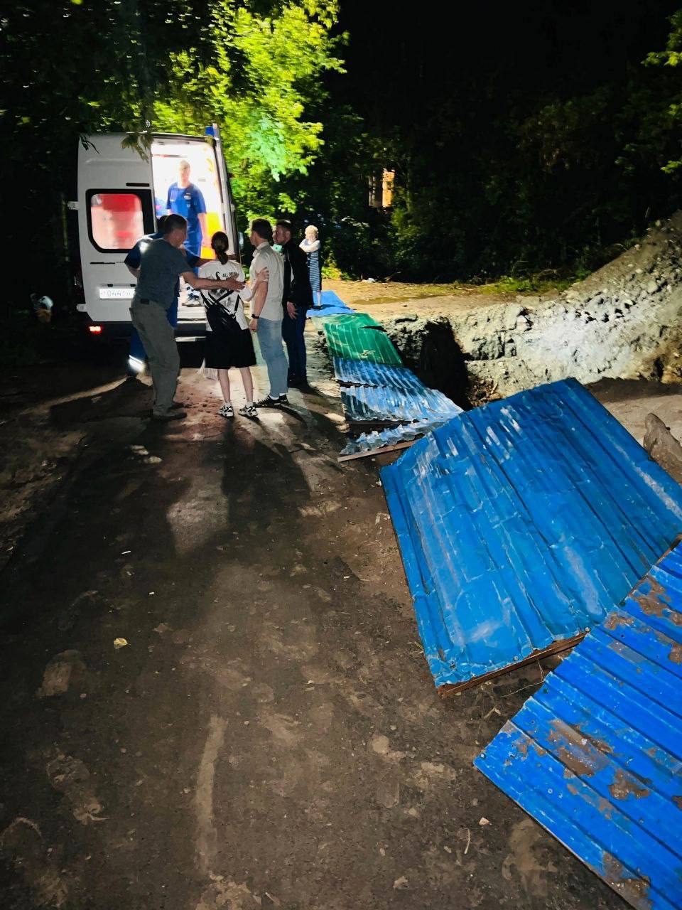 В Арзамасе девушка провалилась в яму, которую раскопали для ремонта труб на Комсомольском бульваре Забор, который должен был загораживать, почему-то лежал настилом прямо на впадине. На место происшествия прибыли скорая помощь и спасатели. Фото: Олег Олегович Подписаться Написать нам