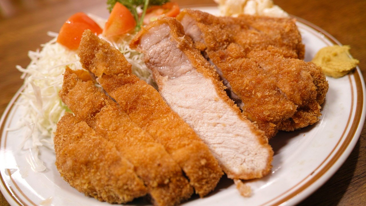 Потенциально опасные котлеты снимут с продажи в Челябинске Мясные изделия челябинского производителя вызвали немало вопросов у специалистов Россельхознадзора. Оказалось, что полуфабрикаты не проходили обязательных исследований на остатки лекарственных средств и плесени и могут оказаться потенциально опасными для потребителей. Как сообщили в Уральском межрегиональном управлении Россельхознадзора, предприятию еще в конце апреля выдвинули предостережение о нарушении. Мясные котлеты фирма оформляла с необходимыми декларациями, но не при этом без прохождения обязательных исследований. Производитель должен был проверить продукцию на гигиенические показатели, в том числе на остаточное количество лекарственных средств, бактерий и плесени. Предприятию дали срок до 12 мая. Однако проверка так и не прошла – производитель полуфабрикатов не подтвердил их безопасность и качество. Теперь же у компании полностью аннулированы декларации: потенциально опасную продукцию по закону обязаны изъять из всех магазинов. Продавцов котлет также предупредили о нарушениях, чтобы они могли снять некачественные котлеты с прилавков. Фото: pxhere.com Вести Южный Урал Челябинск