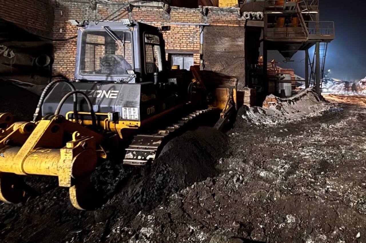 В Бурятии следователи проводят проверку из за гибели машиниста бульдозера Как сообщили КП Иркутск в СУ СКР республики случилось все 16 ноября на территории одного из предприятий Согласно предварительной информации вечером работник заступил на смену и направился на бульдозере к угольному складу для загрузки топлива в котельную Позднее другой сотрудник обнаружил тело мужчины под трактором Самоходная машина с работающим двигателем наехала на капитальное строение На текущий момент основная версия следствия заключается в том что машинист пытался завести заглохший бульдозер стоя на его гусенице После запуска мотора он не удержался и упал под движущуюся ленту что привело к мгновенной гибели Рассматриваются и другие возможные причины произошедшего Фото СК Бурятии