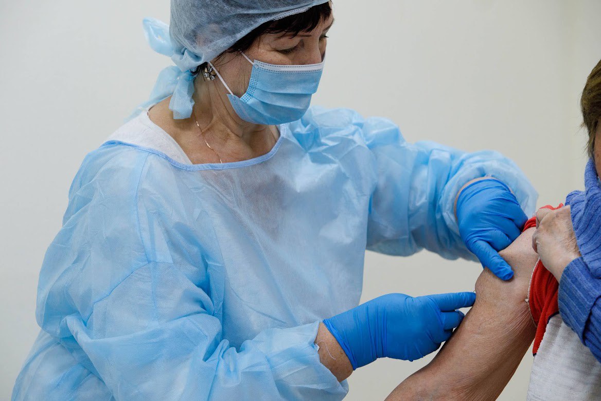 В Свердловской области не хватает доноров крови Об острой нехватке доноров первой отрицательной и второй положительной групп крови сообщила Служба крови Свердловской области Также не хватает второй положительной третьей отрицательной и четвертой отрицательной Из за острой потребности в крови сотрудники станции по ее переливанию упростили порядок приема доноров С 12 по 23 января кровь можно сдать без предварительной записи через Госуслуги Точки сдачи есть в Екатеринбурге Первоуральске Нижнем Тагиле Каменске Уральском и Краснотурьинске