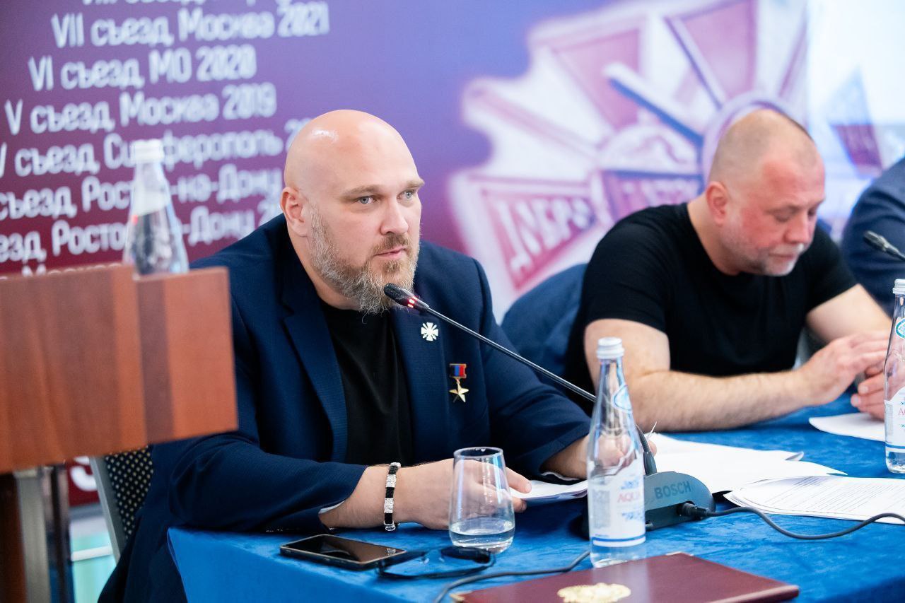 «Девочкам нужно дружить против кого-то»: Пинчук — о встрече Пашиняна и Алиева в Абу-Даби Доктор политических наук, первый министр госбезопасности ДНР, политический обозреватель Царьграда Андрей Пинчук прокомментировал сегодняшнюю встречу Алиева и Пашиняна в Абу-Даби и рассказал о том, как общий конфликт с Россией дал возможность Армении и Азербайджану провести эти «переговоры». «Вопрос Зангезурского коридора — это вопрос формирования новой политической конфигурации в регионе в целом. Со своими кураторами, со своими старшими, со своими покровителями. Где первые скрипки потенциально будут играть Турция и Китай. В этом смысле сформировалась история, которая известна по женским коллективам, когда девочкам нужно дружить против кого-то. Сами по себе Армения и Азербайджан не могли договориться, потому что над ними довлели старые обиды, претензии и внешние интересы, конечно, тоже. И в этом смысле именно общий конфликт с Россией и искусственное нагнетание этого конфликта, причём и со стороны Армении, и со стороны Азербайджана, дали возможность провести эту встречу и выйти на эти договорённости. В этом смысле, конечно, нужно понимать, что всё происходившее и в Армении, и в Азербайджане, я имею в виду антироссийскую риторику и нагнетание, тоже точно так же искусственно провоцировалось и внешними, и внутренними силами именно для того, чтобы эту встречу организовать и, повторюсь, подойти к этим договорённостям. Ну а сейчас идёт обычный, банальный торг». Царьград.ТВ — Не боимся говорить правду Подпишись