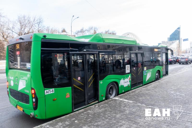 15 новый автобусов скоро приедут в Екатеринбург Транспорт работающий на газовом топливе пустят на три востребованных и загруженных маршрута 51 Елизавет Центр Академический 57 ДМБ 9 Центр Елизавет 67 ДМБ 9 Центр Солнечный Планируется что новый транспорт в столицу Урала прибудет до 5 декабря ЕАН