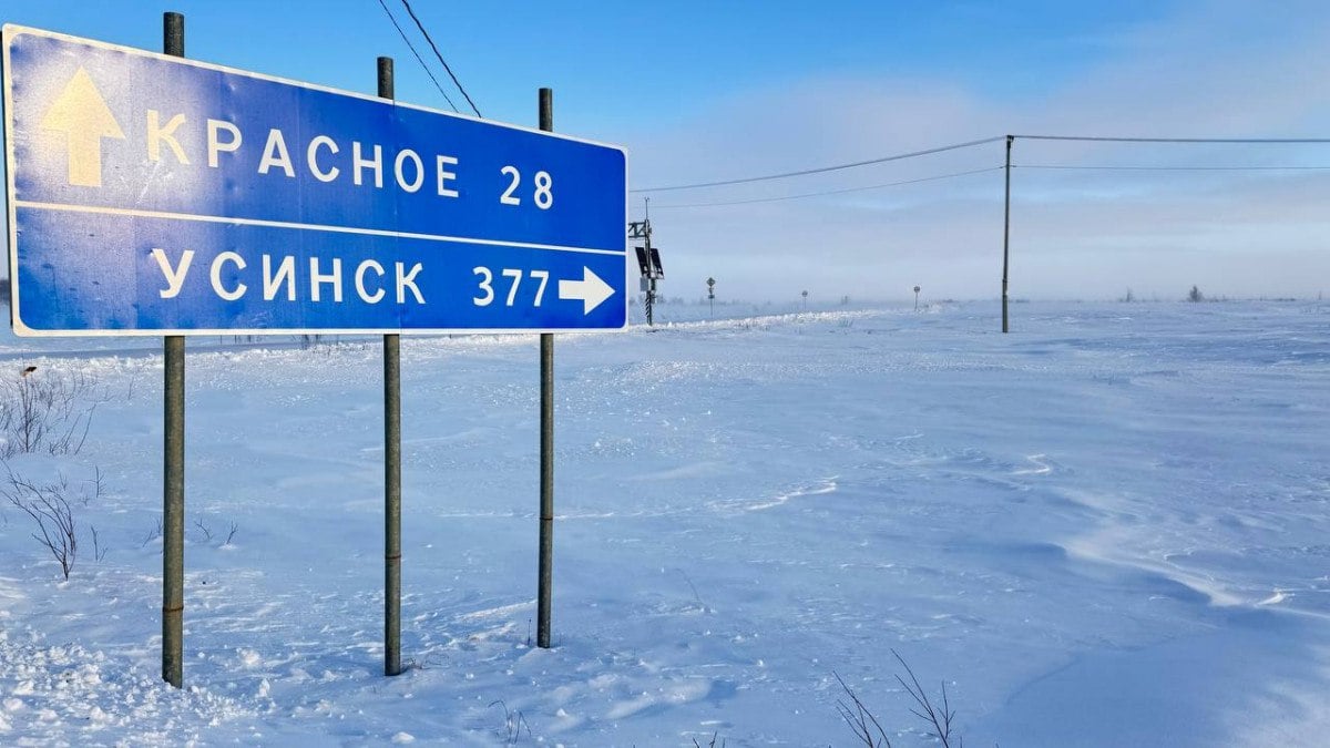 Водителей НАО просят быть внимательными на дорогах  Участникам дорожного движения рекомендуют учитывать погодные условия.  В связи с неблагоприятными погодными условиями, а также наличием зимней скользкости, автомобилистов НАО просят быть предельно внимательными на дороге.  — Соблюдайте скорость, дистанцию, будьте внимательны к пешеходам и другим участникам дорожного движения! — сказали в КУ НАО «Централизованный стройзаказчик».  Фото: Евгений Тимофеев/НАО24