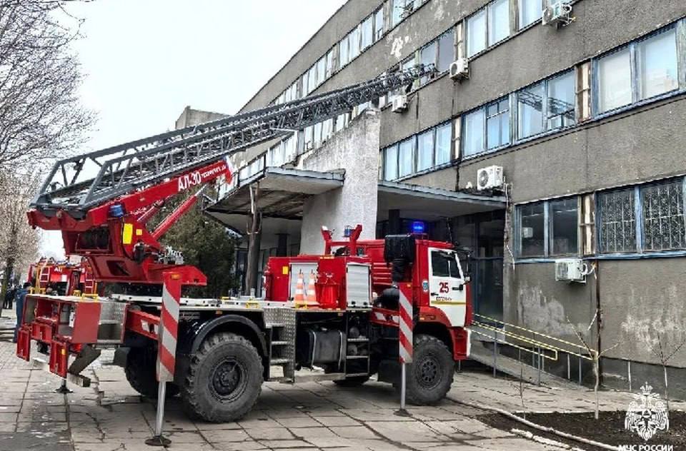 Пожар в отделении почты Бердянска   В Бердянске загорелось отделение почты. Пожар произошел в серверном помещении на третьем этаже. Сотрудники МЧС быстро прибыли на место и локализовали задымление.  Огонь охватил площадь в два квадратных метра и был оперативно потушен. Повреждены офисная мебель и техника, но, к счастью, никто не пострадал — сотрудники успели покинуть здание до прибытия спасателей.  Срочно Бердянск‼    Наш бот