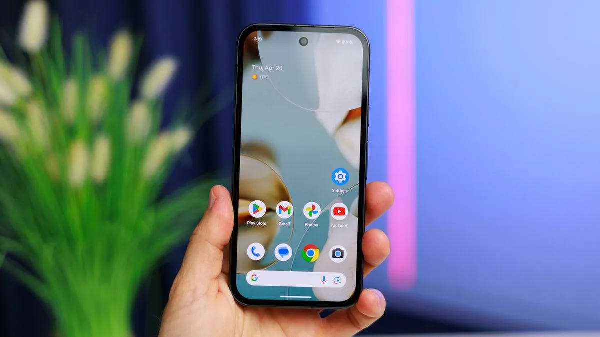 В Android 17 владельцы Pixel смогут убрать строку поиска Google с главного экрана По данным Android Authority в коде Android 17 обнаружены настройки позволяющие скрыть строку поиска и виджет Самое главное Инсайдер Mystic Leaks показал видео с новым интерфейсом без сервисов Google это станет самым радикальным обновлением Pixel Launcher за годы Ожидается что возможность очистить рабочий стол станет доступна широкому кругу пользователей в сентябре 2026 года в рамках очередного Feature Drop Несмотря на риск отмены функций из беты эксперты ждут что Google наконец прислушается к пользователям