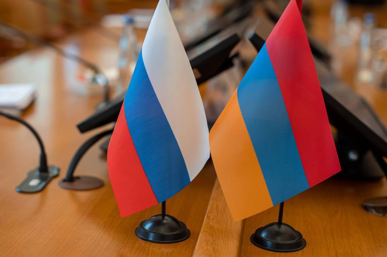 Армения ратифицировала межправсоглашение об условиях деятельности Российско-Армянского университета С российской стороны процедура ратификации соглашения находится на завершающей стадии. В структуре Российско-Армянского университета РАУ 9 институтов, где реализуются 123 образовательные программы. В вузе также представлены уникальные и единственные в Армении направления подготовки: биоинженерия и биоинформатика, электроника и наноэлектроника, медицинская биохимия, квантовая информатика, генная инженерия. Сегодня в РАУ обучаются более 5,2 тыс. человек. «РАУ – один из наших четырех Славянских университетов, на базе которого студенты получают первоклассное образование, в том числе по российским образовательным программам на русском языке. Выпускники вуза успешно работают для экономики своей страны, укрепляя наши дружеские и партнерские отношения. Межправительственное соглашение с Арменией направлено на усиление инструментов управления университетом. В частности, предусмотрено создание управляющего совета, который будет утверждать его структуру и бюджет, стратегическую программу и рассматривать иные стратегические вопросы», – сказал глава Минобрнауки России Валерий Фальков. Дополнительные инструменты привлечения абитуриентов в вуз – общеобразовательная школа «Усмунк» и Центр довузовского образования, созданные при РАУ. Новости Правительства России