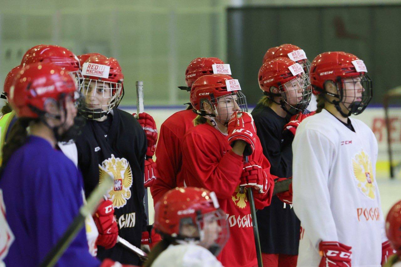 Состав женской национальной сборной России для сборов в Новогорске   С 8 по 14 декабря в УТЦ Новогорск пройдёт учебно тренировочный сбор женской национальной сборной России Для участия вызваны 26 хоккеисток 3 вратаря 9 защитников 14 нападающих Вратари Дарья Гредзен Бирюса Валерия Меркушева Торнадо Алёна Ашина Динамо Нева   Защитники Полина Архипова Ирина Жигулина обе Бирюса Елена Проворова Сахалин Марина Лазарева Белые Медведицы Анна Свиридова Александра Козырь Ангелина Махмутова все Агидель Юлия Нуякшева Торнадо Нападающие Ландыш Фаляхова Елизавета Шкалёва обе Торнадо Алёна Старовойтова Екатерина Лихачёва обе Сахалин Кристина Глухарёва Ксения Пономарёва Валерия Иванова все Динамо Нева Елизавета Дубей Александра Нестерова Вероника Коржакова все Агидель Виктория Фёдорова Белые Медведицы Анастасия Петрова Оксана Митрофанова Софья Кривошеева Афина Патманидис все Бирюса Тренерский штаб Главный тренер Валерий Давлетшин Тренер по нападающим Александр Ведерников Тренер по защитникам Михаил Милёхин Тренер по вратарям Иван Николаев Тренер ОФП Виталий Айнетдинов   В программе сборов тренировки на льду в тренажёрном зале а также три товарищеских матча 10 декабря с Метеором 11 декабря с Белыми Медведями и 13 декабря матч с молодёжной женской сборной России