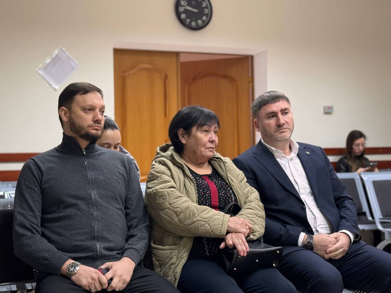 Защита главы гагаузской автономии требует отменить решение суда первой инстанции вынесенное в августе 2025 года В зале заседаний суда на данный момент находятся мать башкана Анна Буюклы а также соратники Евгении Гуцул Юрий Кузнецов и Михаил Влах сообщает gagauziarun