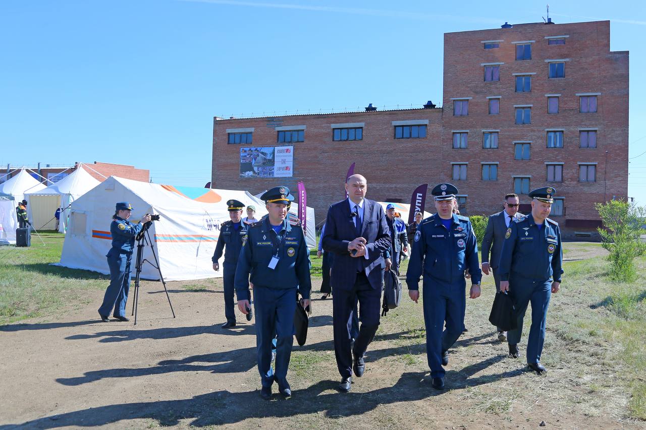 В Оренбурге проходит Международная научно-практическая конференция «Пожарная безопасность ТЭК» Сегодня, 27 мая, в селе Нижняя Павловка состоялось открытие Международной научно-практической конференции «Пожарная безопасность ТЭК», в работе которой приняли участие заместитель Министра Российской Федерации по делам гражданской обороны, чрезвычайным ситуациям и ликвидации последствий стихийных бедствий Роман Курынин, врио губернатора Евгений Солнцев, заместитель директора – начальник отдела развития обеспечения безопасности Арктического региона Департамента образовательной и научно-технической деятельности Тимофей Сулима, а также представители научных, образовательных, пожарно-технических организаций, компаний ТЭК. Врио губернатора Оренбургской области Евгений Солнцев обратился к гостям и участникам Международной научно-практической конференции. – Топливно-энергетический комплекс играет ключевую роль в развитии экономики России. От бесперебойного и надежного функционирования объектов ТЭК зависит стабильная работа различных отраслей, благополучие людей и защищенность окружающей среды. Поэтому обеспечение пожарной безопасности ТЭК — важная государственная задача, которую решают профильные ведомства», — сказал Евгений Солнцев. На конференции состоялись заседание рабочей группы МЧС России и ПАО «НК Роснефть», а также круглые столы «Огнезащита конструкций в условиях углеводородного режима пожара. Альтернативные и дополнительные методы испытаний» и «Перспективы развития тактики и технологий тушения пожаров объектов ТЭК». В практическую часть программы вошли крупномасштабные демонстрации: натурные испытания эффективности комплексной технологии тушения резервуаров РВС-5000, ликвидация пожара на нефтегазовой технологической установке с применением робототехнических комплексов, оценка эффективности автономного пожарного модуля контейнерного типа до 300 л/с для тушения сложных пожаров.