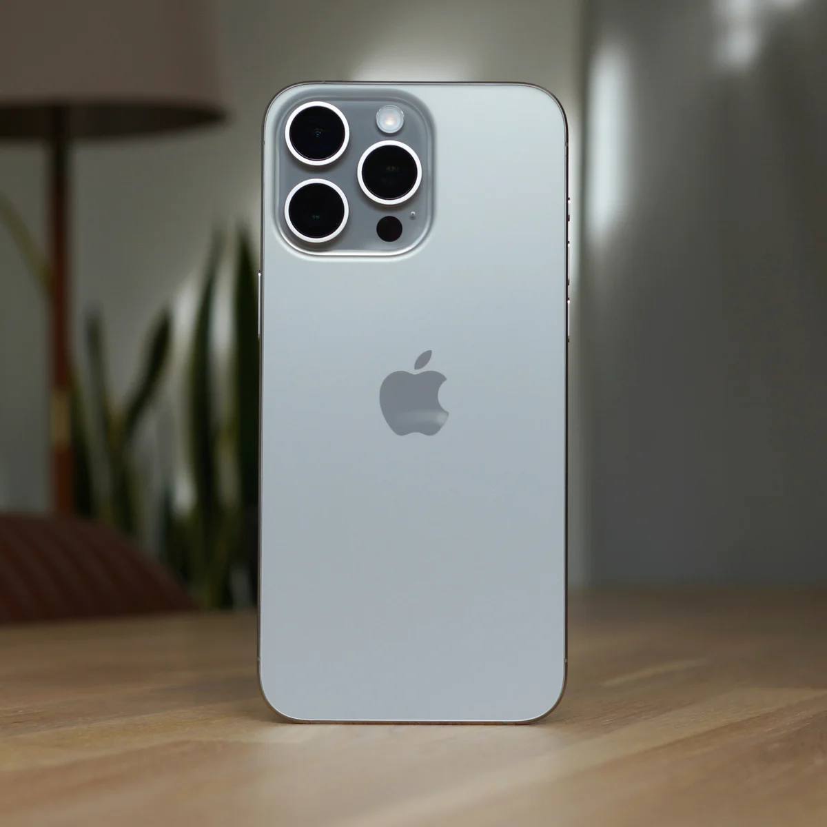 53 3 москвичей пользуются iPhone но в России лидирует Android Больше айфонов чем в столице только в Казани 56 и Санкт Петербурге 54 Однако в целом Android остаётся популярнее его выбирают 52 жителей крупных городов Больше всего пользователей Android в Воронеже Омске и Волгограде Самым популярным iPhone в российских миллионниках стал iPhone 11 на втором месте iPhone 13 В тройку лидеров стабильно входит и iPhone 15 Pro Max который возглавил рейтинг в Москве Среди Android лидирует Xiaomi Redmi Note 13 Москва 2025