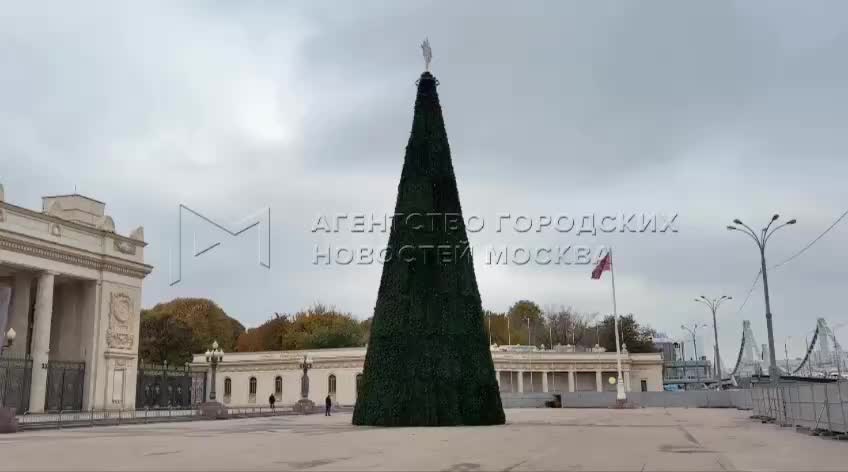 Подготовка к Новому году: украшения в парке Горького и ЦУМе