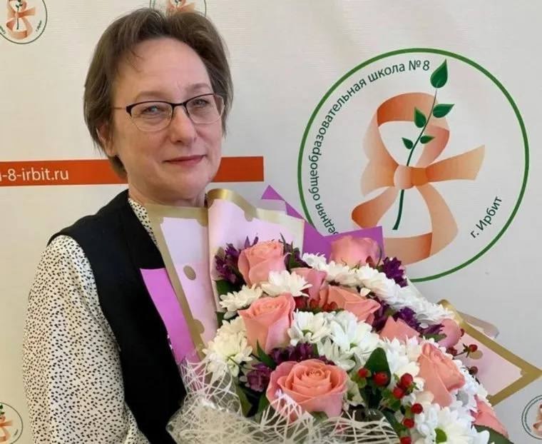 Уральская учительница химии сдала ЕГЭ на максимальный балл. Учитель химии в школе №8 в Ирбите, Наталья Воложанина сдала единый государственный экзамен на 100 баллов. Стаж педагога — 40 лет. Она решила сдать ЕГЭ, чтобы оценить сложность экзамена. Подписаться Новости Екатеринбурга