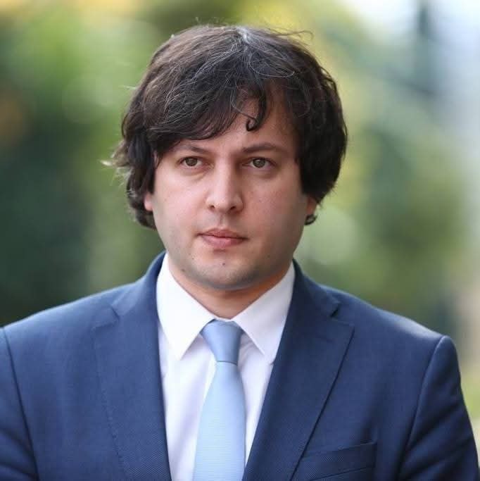 Премьер-министр правительства "Грузинской мечты" Ираклий Кобахидзе написал письмо Дональду Трампу и Дж.Д. Вэнсу. Премьер отметил, что ценности и идеологии "Грузинской мечты" и администрации Трампа "полностью идентичны", в том числе по вопросам ЛГБТ и Украины; Кобахидзе выразил недоумение, что со стороны США до сих пор действуют "совершенно непонятные санкции" против должностных лиц в правительстве Грузии, а Конгресс принимает т.н. MEGOBARI Act. Премьер сообщил, что в Грузии все еще действует революционный сценарий по плану администрации Байдена, и что участники протестов на проспекте Руставели были профинансированы USAID. "Молчание в отношении Грузии не имеет логического объяснения, при том, что вы активно ведете диалог и общаетесь с рядом даже откровенно недемократических и авторитарных государств", - пишет Кобахидзе. "Последние события в грузинском обществе создали ощущение, что заявления о поражении «глубинного государства» — это всего лишь попытка ребрендинга последнего и не более того. Людей удивляет, что вы жестко критикуете решения Байдена, но до сих пор не исправили его преступные решения", - пишет Кобахидзе Трампу. Правительство Грузии терпеливо ждет момента порадения Deep State, который должен послужить основой для перезагрузки грузино-американских отношений и восстановления стратегического партнерства между странами.
