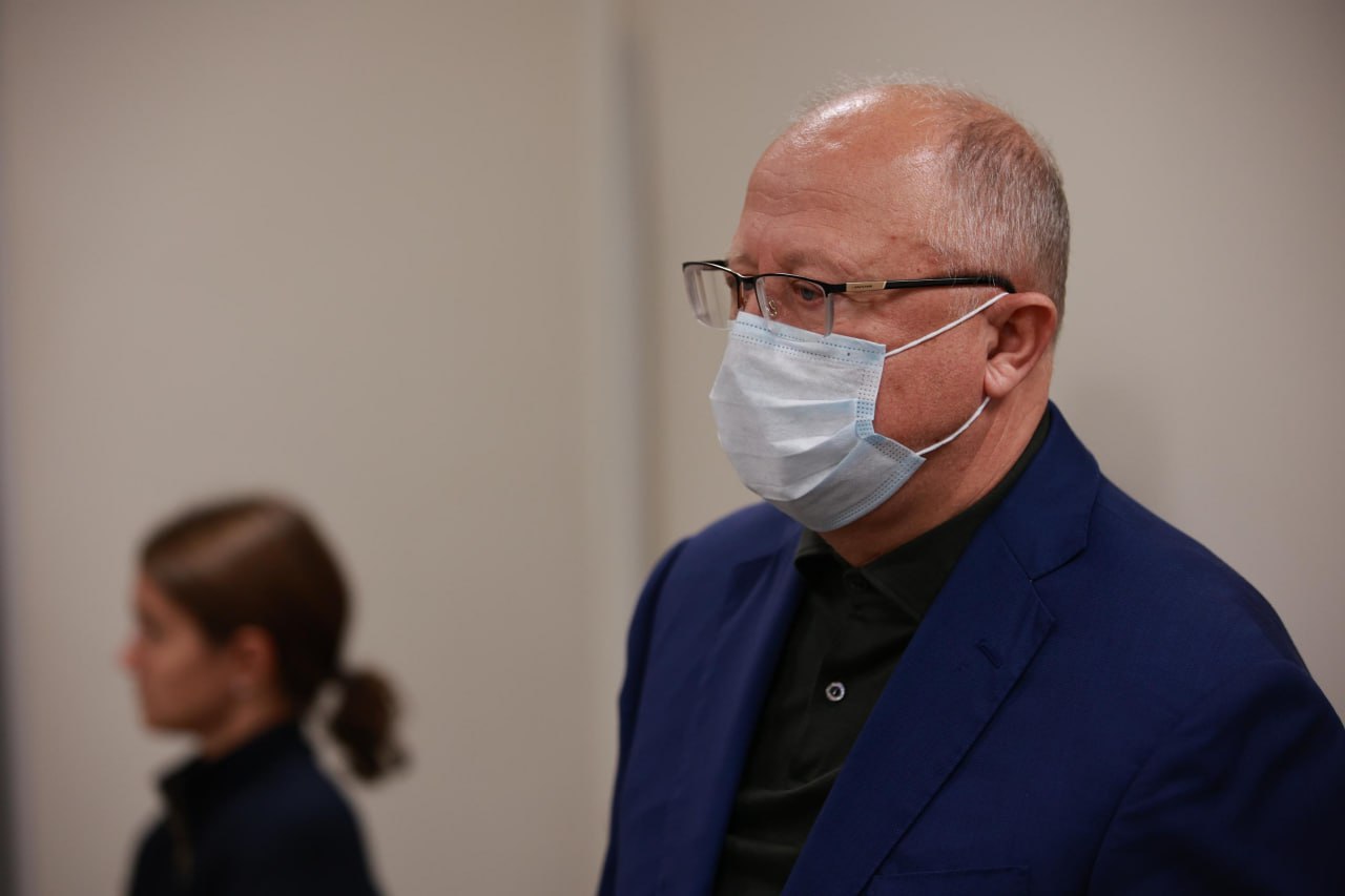 Миллионы рублей в месяц за безопасный труд Сегодня все осужденные за аварию на шахте Листвяжная вышли на свободу На фоне этого в СМИ оказались детали из материалов дела Из них стала известна зарплата Михаила Федяева основного собственника Листвяжной Формально он числился директором по перспективному развитию и получал 937 тыс руб оклада 555 тыс надбавок 100 премии 20 бонуса за безопасный труд С учетом районного коэффициента итоговый месячный фонд оплаты достигал 4 1 млн руб Для сравнения экс гендиректор СДС Уголь Геннадий Алексеев получал 3 5 млн руб в месяц экс техдиректор Антон Якутов около 1 5 млн руб Все трое проходили по делу о злоупотреблении полномочиями в коммерческой организации ч 2 ст 201 УК РФ повлекшем тяжкие последствия Напомним суд приговорил Федяева к 3 5 годам условно Алексеева к 5 годам и 3 месяцам колонии общего режима Якутова к 5 годам общего режима Никто из них вины не признал В соцсетях активно обсуждают насколько большой была зарплата Михаила Федяева Но если учитывать что его состояние в 2019 году оценивалось примерно в 600 млн или почти 50 млрд руб такой уровень дохода удивлять не должен Coala