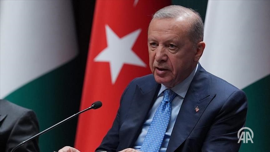 Президент Турции Реджеп Тайип Эрдоган заявил во вторник 27 января что Турция поддерживает Нигерию в ее борьбе с терроризмом выразив готовность Анкары углубить сотрудничество в области военной подготовки и разведки Выступая на совместной пресс конференции с главой Нигерии Бола Ахмедом Тинубу во время его официального визита в столицу Анкару Эрдоган сообщил что они рассмотрели возможности для более тесного сотрудничества в оборонном секторе Мы готовы поделиться значительным опытом Турции в борьбе с терроризмом Террористические группы особенно в африканском регионе Сахель представляют угрозу стабильности континента Мы подтвердили цель по достижению объема торговли в 5 миллиардов долларов и изучают новые шаги по укреплению двусторонних экономических связей Подробнее на нашем сайте v aa com tr 3812476 24 7 в сутки с Агентством Анадолу