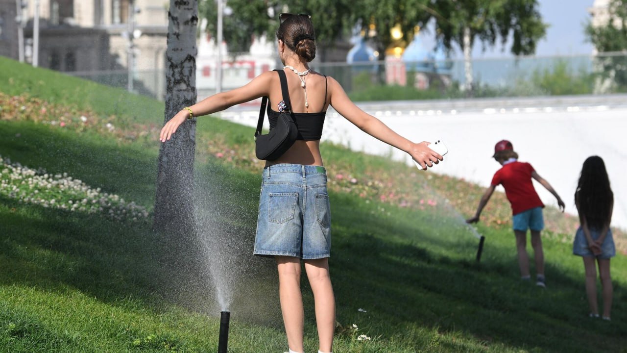 Ученые сообщают что 2025 год стал третьим самым жарким годом за всю историю наблюдений Более половины суши планеты пережила аномальную жару в 2025 году когда температура превышала 32 C А виновато во всем как обычно глобальное потепление пишет Guardian Январь 2025 года стал самым жарким месяцем за всю историю наблюдений а с марта по май температура была почти максимально высокой для весны Данные собранные европейскими американскими японскими и китайскими климатическими агентствами показывают что самым жарким вообще в истории наблюдений был 2024 год Ранее эксперт по вопросам климата Алексей Кокорин предупредил что в течение следующих 50 лет средняя температура в России летом поднимется по меньшей мере на два три градуса Подписаться на truekpru Читать нас в MAX