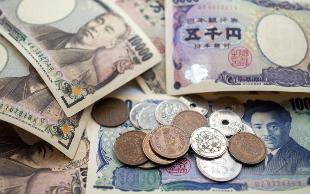 Японский фондовый рынок обновил рекорд Японский индекс Nikkei 225 в который входят акции 225 наиболее активно торгуемых компаний Токийской фондовой биржи на торгах в понедельник вырос на 4 75 Фондовый индекс Topix который включает в себя японские компании с большой капитализацией прибавил 3 1 Аналитики отмечают что спрос на японские акции вырос в ожидании назначения премьер министром страны новой главы правящей Либерально демократической партии Японии Санаэ Такаити Подробнее