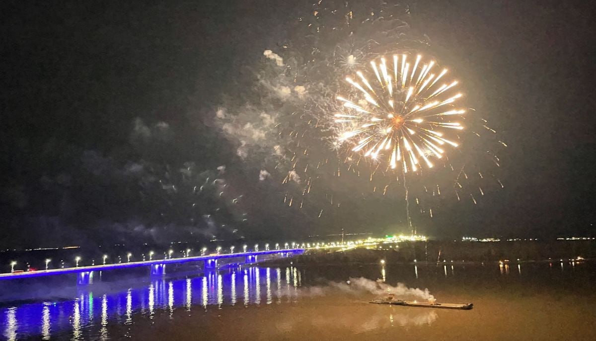 Салют за 2 миллиона рублей прогремит над Барнаулом в День города   Барнаульская мэрия ищет подрядчика для проведения фестиваля фейерверков «Огненная сюита над Обью». Сумма контракта - не более 2 млн рублей  В шоу примут участие три команды. Каждая представит салют продолжительностью не менее четырёх минут  Зрителей ждёт синхронное музыкально-пиротехническое представление с нарастающей интенсивностью выстрелов к финалу  Фото: Алтапресс       #БиТ_новости