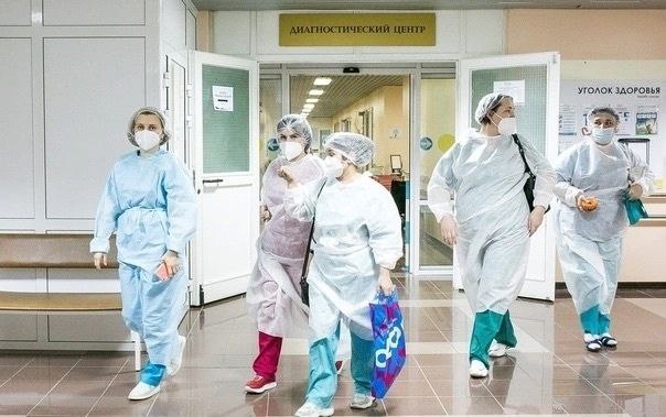 Шесть новых врачей пополнили штаты ямальских больниц Три доктора начали работать в Салехардской ОКБ по одному специалисту трудоустроили в медучреждения Нового Уренгоя Ноябрьска и Губкинского В окружной столице появились детский врач офтальмолог Василий Елшин врач реабилитолог Анна Вагапова врач рентгенолог Дина Малюгина К работе в оперблоке Новоуренгойской ЦГБ приступила Елизавета Пинчук В детской поликлинике Губкинского начал прием педиатр Егор Чедакин а в Ноябрьской ЦГБ новый онколог Полина Мрясова Всего в этом году на Ямал приехало более 150 новых врачей Округ стабильно занимает третье место в стране по количеству врачей в регионе   Добро пожаловать Ямал ВрачиЯмала Помощь Больницы Ноябрьск Губкинский Салехард НовыйУренгой