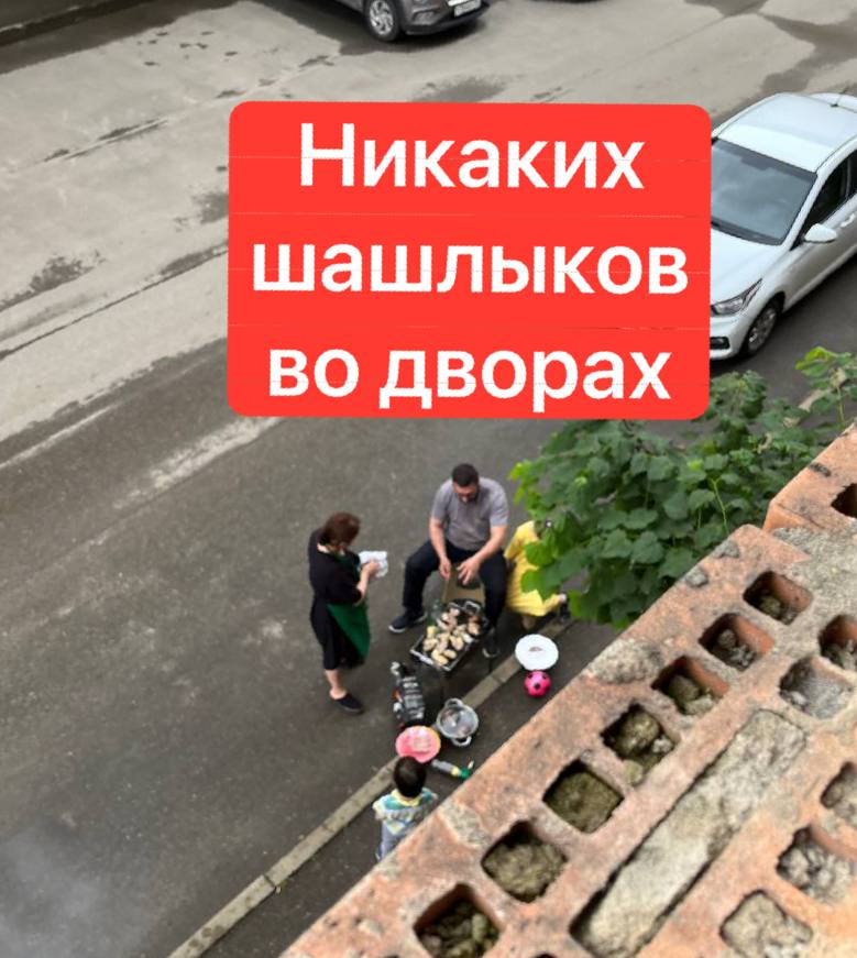 ЕДДС: В Краснодаре ожидается сильная жара и чрезвычайный уровень пожароопасности В этих условиях велика вероятность возгорания травы, торфяников и лесных массивов, а также легковоспламеняющихся материалов. Чтобы избежать непоправимых последствий, необходимо соблюдать рекомендации: - В жаркие часы старайтесь находиться в помещениях, защищенных от солнца. - Пейте больше воды, избегайте алкоголя и кофеина. - Не оставляйте открытый огонь, не разводите костры и не бросайте окурки в траву. - Следите за детьми и пожилыми людьми, они особенно уязвимы к высоким температурам. - Проверяйте состояние систем пожарной безопасности, убедитесь, что ваши дымовые извещатели работают. Если вы заметили дым или огонь, немедленно звоните в 112. прислать новость/фото