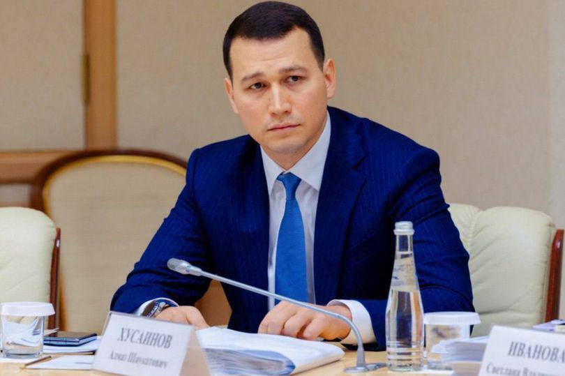 Минстрой РФ: мастер-план развития побережья Азовского моря подготовят в 2026 году Вся прибрежная территория от Мариуполя до Скадовска должна войти в мастер-план с туристическими зонами и подводящими инфраструктурными проектами. По словам замминистра, одним из якорных туристических проектов станет развитие Приморска в Запорожской области, которое вошло в проект «Пять морей и озеро Байкал. Здесь запланировано более 100 гостиниц, 20 тысяч рабочих мест и более 2 миллионов туристов»,— сообщил замминистра строительства и ЖКХ РФ Алмаз Хусаинов.