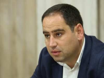 Азербайджан и Армения создадут рабочие группы в рамках договоренностей о разблокировании коммуникаций, сообщил министр территориальногои́ управления и инфраструктуры Армении Давид Худатян  "Ранее относительно текста мирного договора звучали разного рода зловещие комментарии, однако после недавней публикации текста выяснилось, что в нем для Армении нет ничего ужасного, трагического и зловещего.  Армения от соглашения с Азербайджаном получает разблокированные дороги с сохранением территориальной целостности и суверенитета, что важно в плане развития республики", - добавил Худатян.