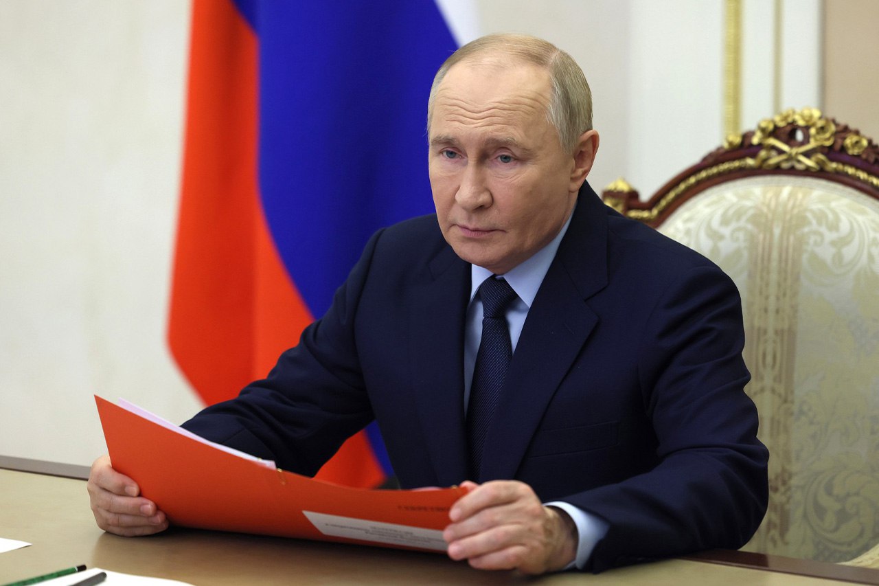 Владимир Путин подписал закон о закреплении крестов в описании герба России Также президент утвердил ряд других законодательных инициатив  Закон об увеличении в два раза штрафов за перевозку детей в машине без автокресла  Запрет на исполнение решений иностранных уголовных и международных судов  Предоставление военным судам права рассматривать дела военнослужащих без гражданства  Назначение судебных экспертиз только после внесения сторонами средств на оплату работы экспертов  Создание реестра грузовых автоперевозчиков начнет действовать с 1 марта 2027 года   Повышение порога сделок с недвижимостью подлежащих контролю   Штрафы для владельцев временно ввезенных автомобилей за нарушение правил тонировки Кроме того президент установил День памяти жертв геноцида советского народа 19 апреля Фото пресс служба Администрации президента РФ federalpress   Мы в MAX