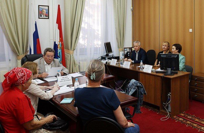 Наталья Баранова 11 ноября в 14 30 в областном суде состоится первое заседание по рассмотрению коллективного административного иска граждан к Правительству Самарской области Как заинтересованные лица привлечены Губернская Дума и прокурор Бережицкий Предмет разбирательств четыре нормативно правовых акта Самарской области которые регламентируют реализацию КРТ и процессы переселения людей из жилья подлежащего сносу Это жилье по большей части неаварийное благоустроенное По действующим законам жителей принудительно могут выселить на окраину города с мизерной компенсацией По новому постановлению о КРТ 340 принятому Правительством Самарской области 18 июня 2025 года в целях обновления жилого фонда снести могут любой дом построенный до 1975 г и высотой до 5 этажей включительно До подачи заявления в суд жители Самары встречались с юристами Губернской Думы руководителями фракций председателем Комитета по строительству Лядиным представителями Правительства Самарской области