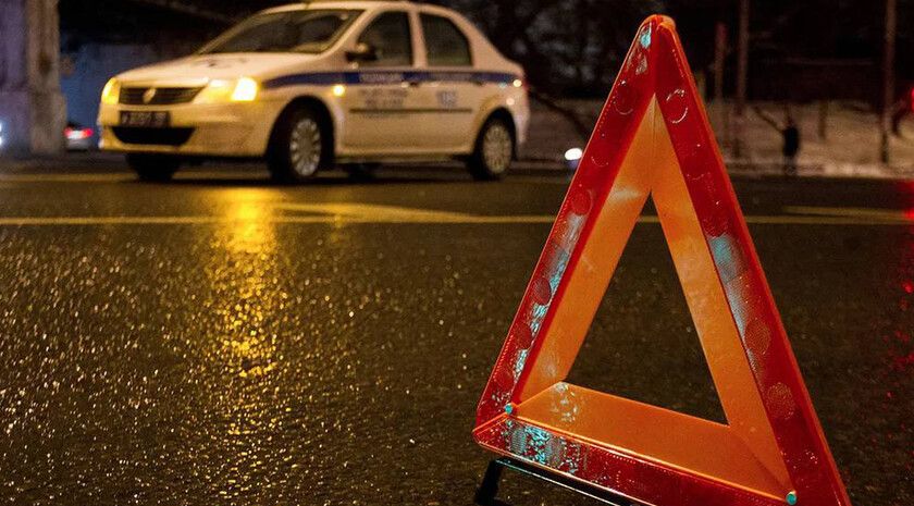 Три человека пострадали в результате ДТП в Луганске ⁠ Двое несовершеннолетних и 26-летняя женщина пострадали в результате ДТП на улице Монтажная в Луганске. Об этом сообщила пресс-служба управления ГИБДД МВД по ЛНР.  Авария произошла 15 июля примерно в 17:50.  «Установлено, что 41-летний водитель, находясь в состоянии алкогольного опьянения, управляя автомобилем „HYUNDAI Accent“, не выбрал необходимый боковой интервал, обеспечивающий безопасность движения, в результате чего допустил столкновение с автомобилем „HONDA CR-V“ под управлением 26-летней женщины», — говорится в сообщении.  Там отметили, что женщина и два пассажира — пятилетняя и шестнадцатилетняя девочки получили телесные повреждения. От госпитализации пострадавшие отказались.  «По факту ДТП вынесено опред...  Подробнее>>>
