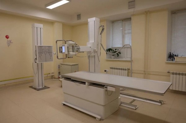 В России изношена четверть медицинского оборудования В России доля медицинского оборудования в государственных учреждениях которое необходимо заменить составляет 24 8 Таковы данные Министерства здравоохранения При этом в 2021 году когда стартовал федеральный проект Модернизация первичного звена износ составлял 35 1 Программа должна была завершиться в 2024 году однако была продлена до 2030 года По словам экспертов главная проблема в замене медтехники отсутствие в РФ ряда приборов отечественного производства Наибольшим спросом в госсекторе в настоящее время пользуются КТ МРТ и рентген аппараты а также оборудование для лабораторий Мы в Tg в ВК в Max в ОК