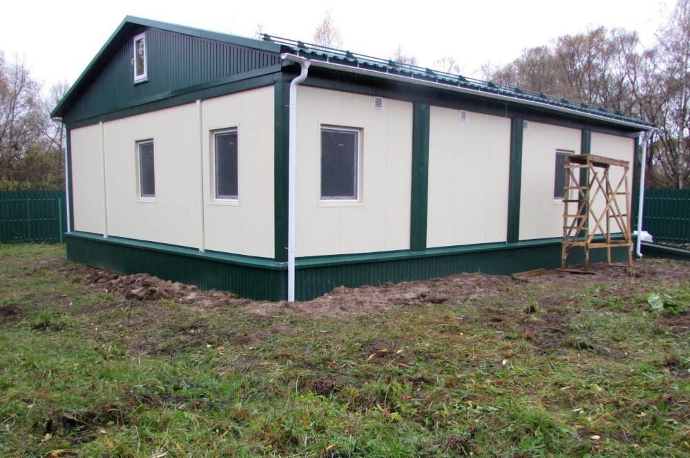 В Ульянкино завершаются работы по вводу нового пункта ФАП vk cc cR4upW В деревне Ульянкино Головинского поселения близятся к завершению работы по вводу в эксплуатацию модульного здания фельдшерско акушерского пункта ФАП На текущий момент монтаж здания практически завершён внутри смонтированы инженерные системы водоснабжение водоотведение отопление электроснабжение установлены системы автоматической пожарной сигнализации АПС и оповещения и управления эвакуацией СОУЭ смонтирована охранная сигнализация Одновременно ведутся следующие работы обустройство скважины монтаж локальной станции глубокой очистки сточных вод подключение наружных сетей к внутренним сетям здания завершение запланировано на 11 ноября 2025 года Кроме того выполняются мероприятия по благоустройству территории включая укладку тротуарной плитки Общий срок завершения всех работ 20 ноября 2025 года ГУЗ ЯО Угличская ЦРБ