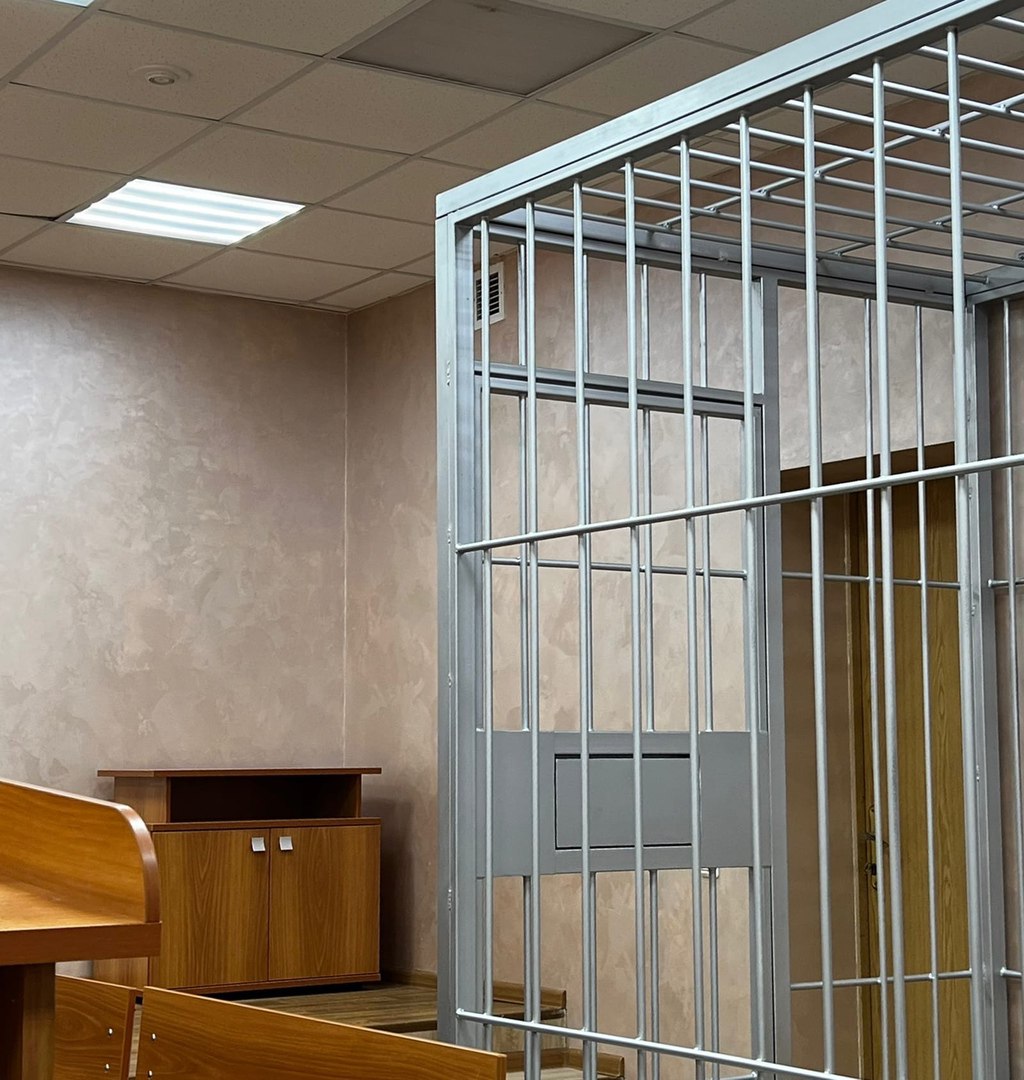 Курянину дали 2,5 года колонии за хранение взрывателя, сдетонировавшего у него в кармане В Курской области 31-летний житель получил травмы после того, как найденное им взрывное устройство сдетонировало прямо в кармане куртки. Инцидент произошёл 7 ноября 2024 года в Октябрьском районе: на обочине дороги мужчина обнаружил взрыватель УЗРГМ-2, забрал его домой и оставил в верхней одежде. На следующий день устройство взорвалось, в результате чего мужчина пострадал. Промышленный районный суд Курска признал его виновным по ч. 1 ст. 222.1 УК РФ — незаконное хранение взрывчатого вещества. Суд назначил наказание в виде 2 лет и 6 месяцев лишения свободы в колонии строгого режима, а также штраф в размере 20 тысяч рублей. Приговор пока не вступил в законную силу. Курская Telega / Прислать новость
