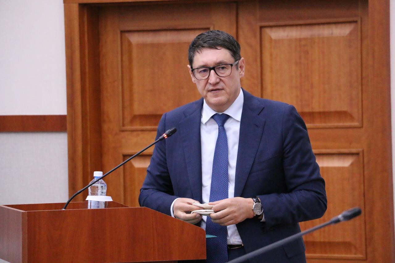 Казахстан сохранит полный контроль над своей первой АЭС Председатель Агентства по атомной энергии Казахстана Алмасадам Саткалиев на фото заявил, что после завершения строительства первая в стране атомная электростанция будет находиться в исключительной собственности государства. Республика Казахстан выступит единственным собственником, оператором и поставщиком уранового сырья для будущей АЭС, а также будет контролировать все технологические процессы на станции , — подчеркнул Саткалиев