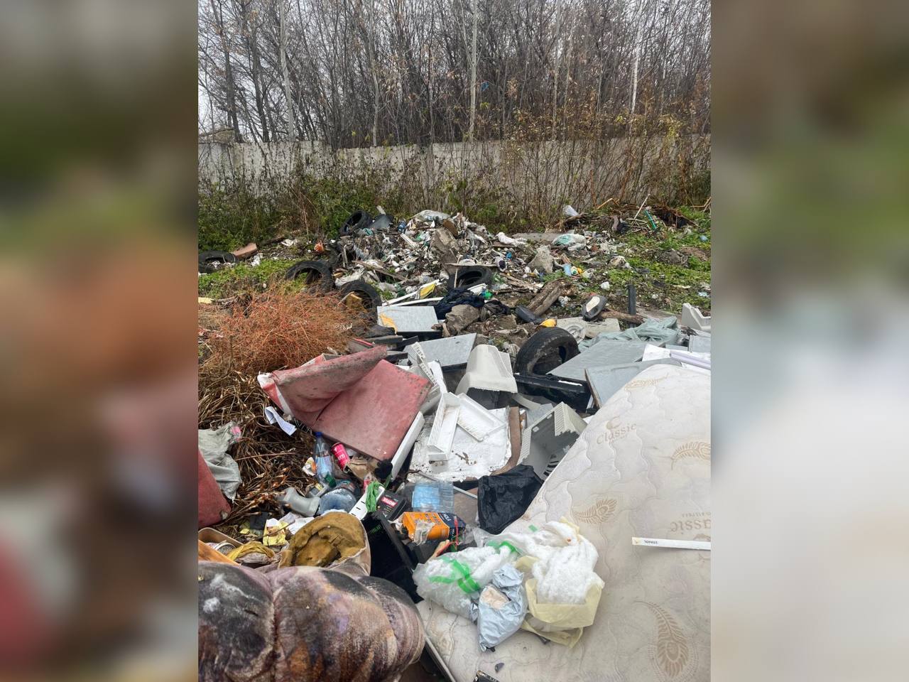 Прокуратура поставила на контроль расследование уголовного дела в отношении первого замглавы Железногорска за организацию и руководство превышением должностных полномочий в сфере охраны природы Сегодня при координирующей роли прокуратуры задержан первый заместитель главы ЗАТО г Железногорск по ЖКХ по подозрению в организации и руководстве превышением должностных полномочий при заключении и исполнении муниципального контракта В октябре 2024 г по инициативе и под руководством чиновника администрация города заключила контракт на ликвидацию несанкционированных свалок с ООО Красноярская промышленная компания у которого не было лицензии на работу с отходами I IV классов опасности Стоимость контракта составила 5 7 млн руб Подготовкой документов и контролем за исполнением занималась подчиненная подозреваемого главный специалист администрации Она знала что директор подрядной организации контракт не исполняет Мусор для вида вывезен не на специализированный полигон а в другое место на территории города Однако она подписала документы на оплату из бюджета было перечислено 3 8 млн руб Директор компании распорядился деньгами по своему усмотрению По материалам УФСБ России по краю возбуждено уголовное дело об организации злоупотребления должностными полномочиями ч 3 ст 33 п п г е ч 3 ст 286 УК РФ В отношении специалиста администрации возбуждено и расследуется уголовное дело о превышении должностных полномочий п е ч 3 ст 286 УК РФ а в отношении исполнителя контракта о мошенничестве ч 4 ст 159 УК РФ Обоим избрана мера пресечения в виде домашнего ареста Вопрос о мере пресечения для чиновника будет решен 21 октября 2025 г в Железногорском городском суде Прокуратура города поставила на контроль ход расследования уголовных дел Сайт Тelegram ВКмм