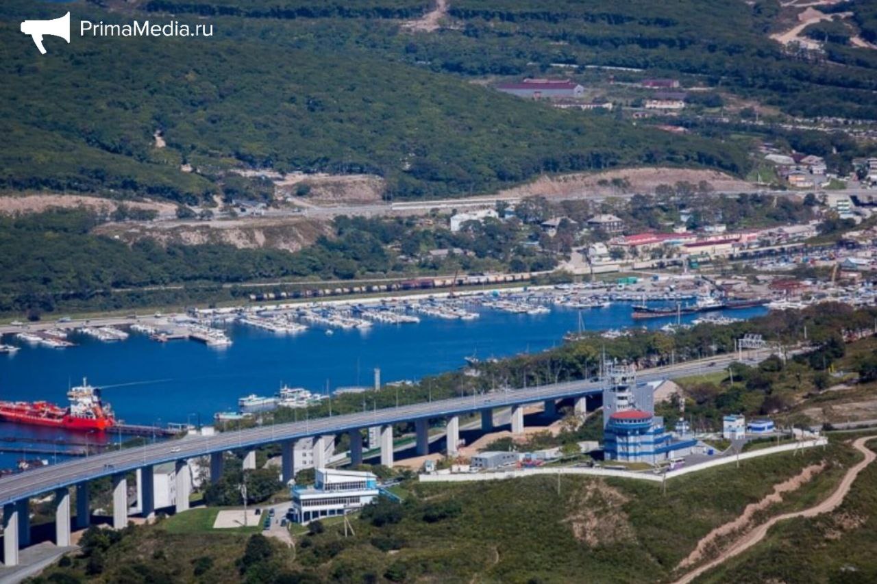 Бухту Улисс во Владивостоке очистят от незаконных лодок по решению суда  Суд обязал освободить территорию бухты Улисс от незаконно размещённых маломерных судов и транспорта. Ранее владельцы лодок и техники игнорировали предписания освободить участки до 1 мая 2025 года.   Проверка показала, что несколько компаний и частные лица использовали землю без разрешения, нарушая правила землепользования и нанося ущерб прибрежной территории и акватории Японского моря.  Прокуратура обязала убрать все объекты в течение трёх рабочих дней с момента вступления решения в силу.    PrimaMedia   Прислать новость