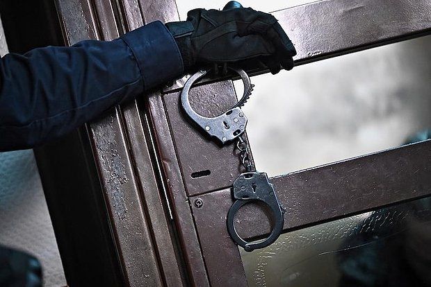 Прокурор запросил по 28 лет двум женщинам, обвиняемым в терактах в Мелитополе Вновь в судебной практике России прокурор запросил наказание, превышающее положенный в Уголовном кодексе срок для женщин — по 28 лет лишения свободы грозит двум обвиняемым в серии терактов на территории Мелитополя, передает ТАСС. В Южном окружном военном суде на прениях сторон прокурор попросил суд назначить наказание матери и сожительнице агента Службы безопасности Украины СБУ Артема Мурдида. Его самого предложили отправить в колонию пожизненно. В настоящее время УК РФ предусматривает для женщин максимальный срок в 25 лет лишения свободы, однако террористке Дарье Треповой внесена в перечень террористов и экстремистов Росфинмониторинга прокурор назвал наказание в 28 лет, а суд в итоге дал на год меньше за взрыв в петербу... Подробнее>>>