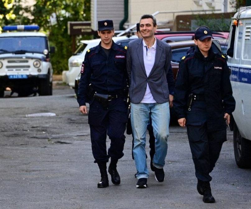Суд Владивостока отказал экс-депутату Артёму Самсонову в признании его политзаключённым Несмотря на ограниченный режим работы, Ленинский районный суд Владивостока 14 июля продолжил слушания по делу депутата Артёма Самсонова. Самсонов требовал установить факт преследования по политическим мотивам и добивался передачи дела в другой регион, но получил отказ по обоим пунктам. Заседание проходило в частично закрытом режиме, а сам депутат участвовал по видеосвязи. / Реклама