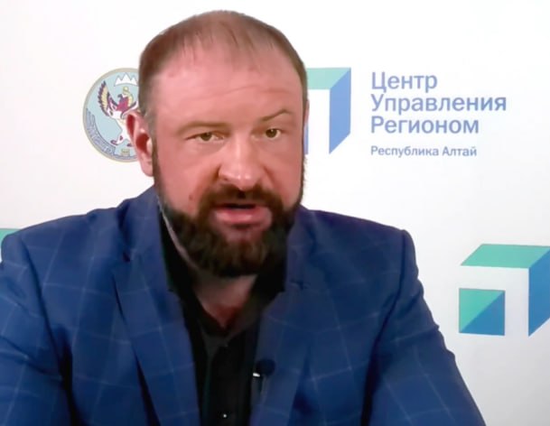 Силовики задержали бывшего замминистра строительства Республики Алтай Максима Гербета сообщают источники Новостей Горного Алтая Личность эта в республике не очень известная Он родственник бывшего главы Бийского района до назначения в органы власти Республики Алтай в 2023 году работал в администрации губернатора Алтайского края Осенью этого года с поста замминистра строительства Республики Алтай был уволен после чего стал директором строительной фирмы Доброникум которая принадлежит семье бизнесменов Вдовиных Что инкриминируют Гербету пока неизвестно