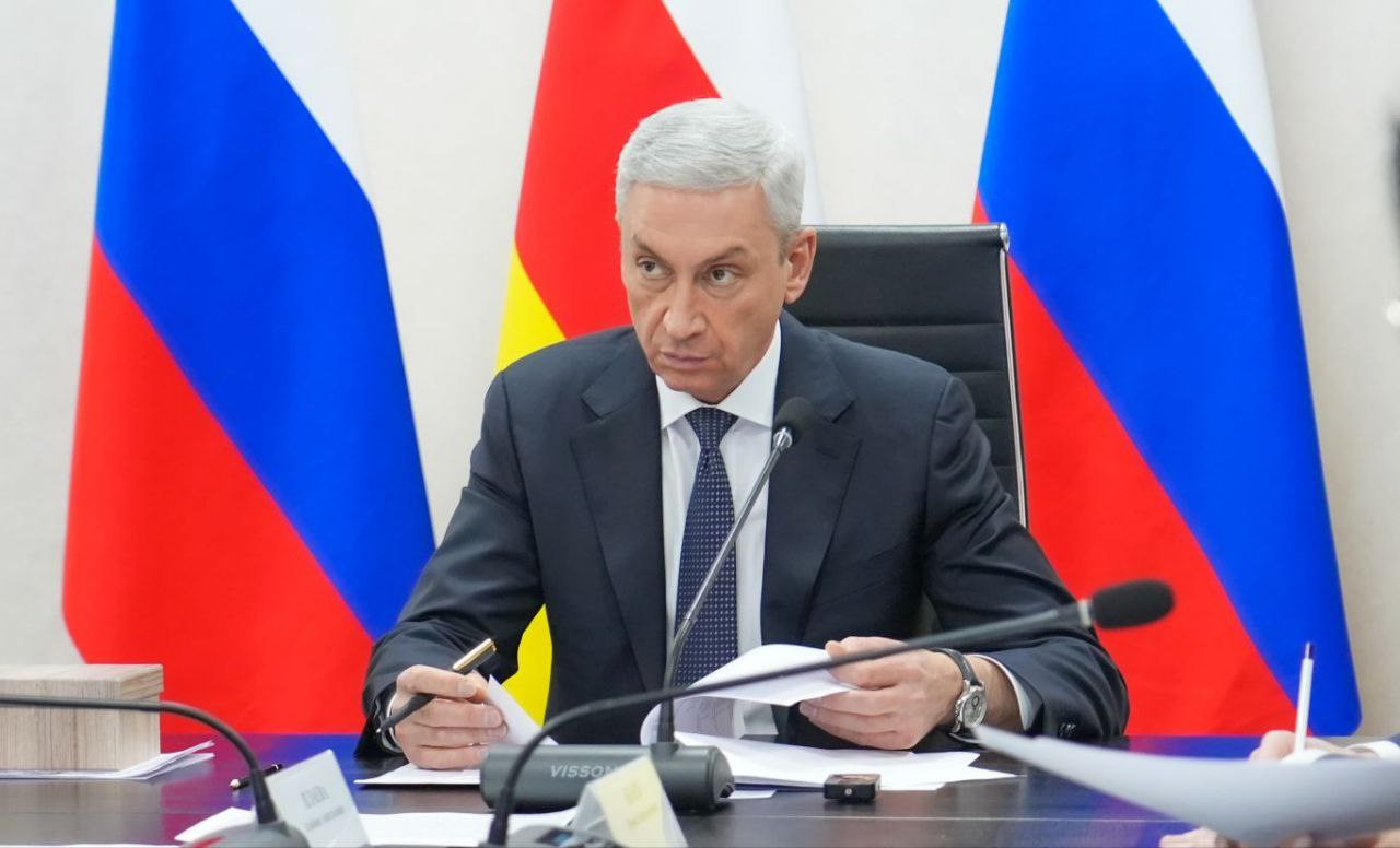 На заседании Межведомственной комиссии по охране труда при Правительстве РСО Алания подвели итоги деятельности Заседание провел руководитель республиканского кабмина Борис Джанаев Контроль за исполнением норм трудового законодательства и соблюдением условий труда в Северной Осетии осуществляет Государственная инспекция труда в РСО Алания Ее руководитель Тамерлан Березов рассказал о проводимой деятельности по защите прав работников В 2025 году в Трудинспекцию поступило почти 240 обращений граждан Наиболее частые нарушения связаны с выплатой заработной платы оформлением трудовых отношений охраной труда По итогам контрольно надзорных мероприятий были выданы предписания об их устранении По словам Тамерлана Березова зачастую работодатели реагируют сразу после получения замечаний не дожидаясь передачи дел в органы прокуратуры Подробнее читайте на нашем сайте alaniagov севернаяосетия алания правительство