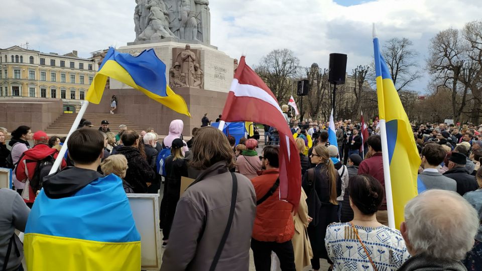 Германия начала принимать строгие меры против злоупотреблений со стороны украинских беженцев. Власти требуют возвращения значительных сумм за незаконно полученные пособия и конфискуют имущество у тех, кто скрывал свои доходы.   Среди примеров мошенничества можно привести случай одной семьи из Мариуполя. Супруги с сыном сначала получили убежище в Польше, а затем переехали в Германию, где начали получать пособие в размере 1000 евро в месяц и бесплатное жилье. Однако жить в Германии им не понравилось, и семья вернулась обратно в Польшу, продолжая сдавать свою квартиру в Германии в аренду за 400 евро.   Такие случаи вызывают возмущение и озадаченность, так как речь идет о незаконном использовании системы социальной поддержки.  Источник: