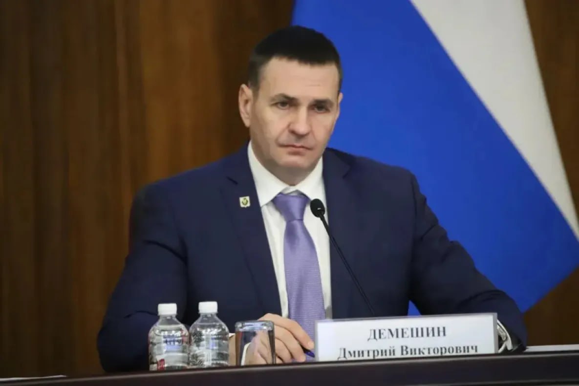 Хабаровский край начинает революцию в системе образования В 2026 году в Хабаровске начнется строительство межвузовского кампуса Проект вошел в стратегию развития системы образования Хабаровского края рассчитанную до 2036 года На расширенном заседании коллегии министерства образования и науки региона губернатор Хабаровского края Дмитрий Демешин утвердил стратегию развития системы образования В заседании участвовали представители госорганов местного самоуправления образовательных научных и общественных организаций края Ключевая задача обозначенная Дмитрием Демешиным трансформировать систему образования в конкурентное преимущество региона Дмитрий Демешин напомнил о поручении президента России Владимира Путина Необходимо заранее формировать подходы к ответам на все вызовы времени Министр образования и науки Алексей Мокрушин представил комплексный план работы по 6 ключевым направлениям Демографический переход и миграционные процессы Сохранение социальной справедливости и равного доступа к качественному образованию Потребность экономики в инженерных кадрах Внедрение цифровых технологий и искусственного интеллекта Воспитание патриота и гражданина Комплексный подход к управлению многоуровневой системой В стратегии определено 10 важнейших направлений Одно из них Развитие инфраструктуры и технологий В его рамках к 2027 году отремонтируют и оснастят 70 зданий образовательных организаций края по программе Минпросвещения России а также продолжат реализацию крупных проектов передовой школы межвузовского кампуса Дальневосточного центра отдыха и оздоровления детей мультимедийного исторического парка Россия моя история Межвузовский кампус станет точкой притяжения для молодежи По словам Дмитрия Демешина проект скорректирован под задачи технологической трансформации и инфраструктурного развития Хабаровского края и ДФО и соответствует национальным проектам технологического лидерства Кроме того он поможет удержать школьников и студентов в регионе Реализация стратегии потребует совместных усилий власти педагогов управленцев родителей и работодателей Цель создать систему образования которая обеспечит экономическое процветание края и ответит на запросы его жителей todaykhv