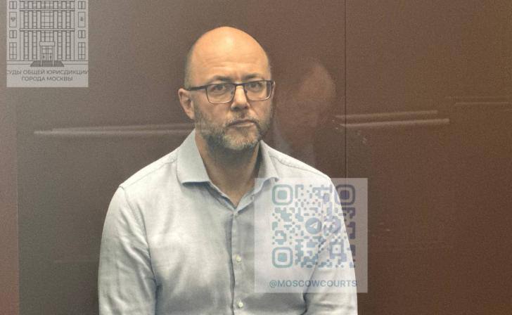 Бывший депутат курской областной думы Максим Васильев частично признал вину по делу о хищениях при строительстве фортификационных сооружений в регионе. Защита считает, что активное сотрудничество со следствием, признание вины и отсутствие намерений скрываться, может стать основанием для смягчения Васильеву меры пресечения на домашний арест или освобождение под залог. До этого адвокат Васильева Клена Ярлыкова, говорила, что Васильев давал показания только относительно предъявленного ему обвинения, они не касались ни личности Старовойта, ни его работы на посту губернатора Курской области.