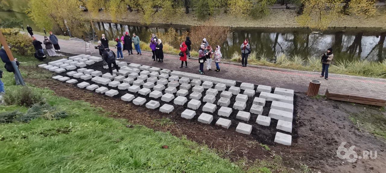 Артемий Лебедев разнес отремонтированный памятник клавиатуре Дизайнер заявил что арт объект в центре Екатеринбурга стал хуже потому что его реставрировали люди у которых руки растут из жопы Также его возмутило что территорию вокруг памятника не облагородили Соответственно вся эта слякоть ее набирают на ботинки и тут же она переходит на клавиши И получается полная жопа Нужно было конечно засеять все травкой и огородить хотя бы на первые несколько дней чтобы травка укрепилась а потом уже разрешить людям там гулять Ну сделали то что сделали Просто посреди говна выгрузили бетонные клавиши Памятник клавиатуре реставрировали полтора месяца Рабочие очистили все элементы скульптуры от слоев краски чтобы придать клаве первоначальный облик Также они уложили подушку из щебня чтобы укрепить фундамент Всего в клаве 104 кнопки Каждая весит от 100 до 500 кг Работы по восстановлению частично оплатили горожане   Новости из Екатеринбурга