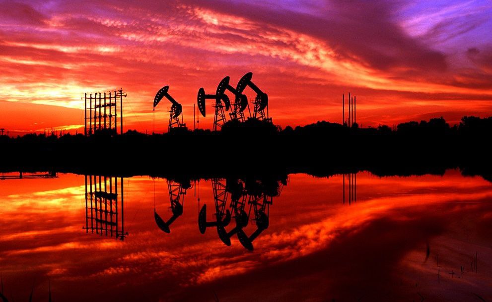 Китай увеличил добычу сырой нефти в 2025 году на 1 5 до 216 млн тонн Следует из сообщения Национального бюро статистики КНР Отмечается что при этом за декабрь добыча снизилась на 0 6 год к году до 17 8 млн тонн Среднесуточная добыча составила 574 000 тонн Добычу угля за 2025 год Китай увеличил на 1 2 до 4 83 млрд тонн  Отмечается что при этом за декабрь добыча угля сократилась на 1 год к году составив 440 млн тонн Среднесуточная добыча угля составляла 14 1 млн тонн Отметим что грузооборот угля в морских портах России в 2025 году вырос на 7 8 составив 202 9 млн тонн