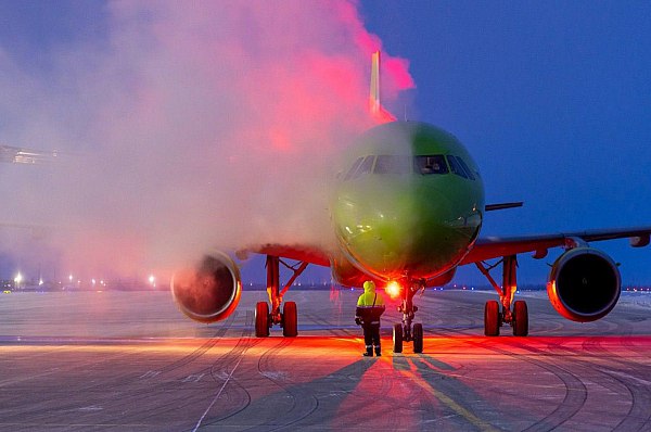 Авиакомпания S7 Airlines по итогам 2024 года перевезла почти 13 млн пассажиров  В 2024 году S7 Airlines перевезла 12,9 млн пассажиров на почти 100 тысячах рейсов – включая внутренние и международные направления. Новосибирск еще раз подтвердил свой статус крупнейшего хаба авиакомпании – половина пассажиропотока перевезена именно через аэропорт Толмачево. Об этом сообщает AVIA.RU.  Как отмечается в сообщении авиакомпании, маршрутная сеть S7 Airlines в прошлом году пополнилась четырьмя новыми направлениями: из Иркутска на Пхукет, в Шанхай и Гуанчжоу и из Владивостока в Пекин и Шанхай. Несмотря на акцент на развитии сети из региональных хабов, S7 Airlines не только продолжает выполнение рейсов из Москвы, но и развивает полеты из Домодедово. Так, в ушедшем году были возобновлены полеты из Домодедово в Усть-Каменогорск и Кемерово, увеличена частотность полетов в Дубай, Ашхабад, Стамбул, Якутск и Нерюнгри.  aviaru.net/n279680