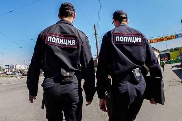 В Москве подростки устроили вооружённую бойню на железнодорожной станции — кто за этим стоит? В самом сердце столицы, на железнодорожной станции Матвеевская, произошла вопиющая по своей наглости и жестокости вооружённая стычка с участием подростков — несовершеннолетних 2010 года рождения. Не просто хулиганство или шалость, а настоящий акт насилия с применением травматического оружия, направленного на сотрудника транспортной безопасности. Пострадавший был срочно госпитализирован. Что же это за молодёжь, которая вооружена и готова стрелять по охранникам? Почему именно на станции — объект транспортной безопасности, где порядок должен поддерживаться на самом высоком уровне? И кто стоит за этим безумием? Официальные представители МВД ограничиваются сухими заявлениями: двое подростков задержаны, доставлены в следственные органы, где с участием законных представителей будут приняты процессуальные решения. Но кто отвечает за то, что несовершеннолетние оказались с оружием в общественном месте? Почему родители или школы не контролируют этих подростков? Где профилактика и адекватные меры воспитания? Это — лишь верхушка айсберга проблем московской молодежи, которым дали слишком много свободы и слишком мало ответственности. На фоне роста числа подобных инцидентов складывается тревожная картина: вооружённость подростков, неадекватность реакций общества и слабая работа правоохранительных органов в вопросах профилактики. Этот случай — красноречивое обвинение системе, которая не справляется с воспитанием и контролем за молодым поколением. И если сегодня огнестрельное оружие — травматическое, завтра оно может стать настоящим. Пока же подростки рискуют не только своей свободой, но и жизнями окружающих. Кто следующий в списке пострадавших? И когда власти наконец перестанут закрывать глаза на проблему, которая уже давно вышла из-под контроля? Источник: СЛЕДКОМ