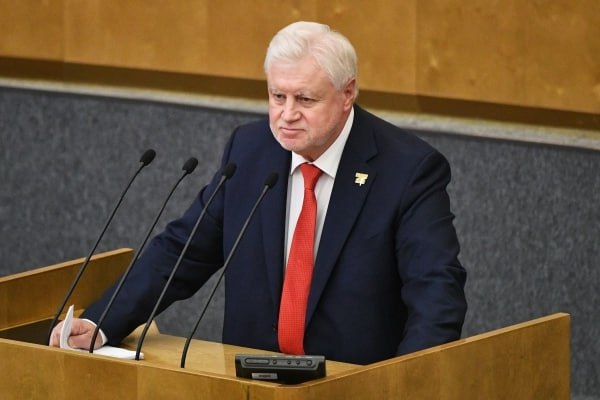 Отойдите от кассы В Госдуму внесут законопроект о запрете приготовления и фасовки кулинарной продукции в магазинах запрете продажи товаров с истекающим сроком годности менее 24 часов и ограничении торговой наценки в 15 Об этом сообщил автор идеи депутат Сергей Миронов Сегодня приготовление выпечки салатов десертов может происходит прямо в магазине Говоря по простому прямо не отходя от кассы Торговые сети могут закупать продукцию кулинарии и у сторонних поставщиков но обычно фасуется вся эта готовая еда прямо в магазине перед выкладкой на прилавок что абсолютно недопустимо В производство салатов попадают продукты с истекающим сроком годности хранится готовая еда зачастую не в самых лучших условиях и понимают всё это граждане уже после появления проблем со здоровьем негодует парламентарий