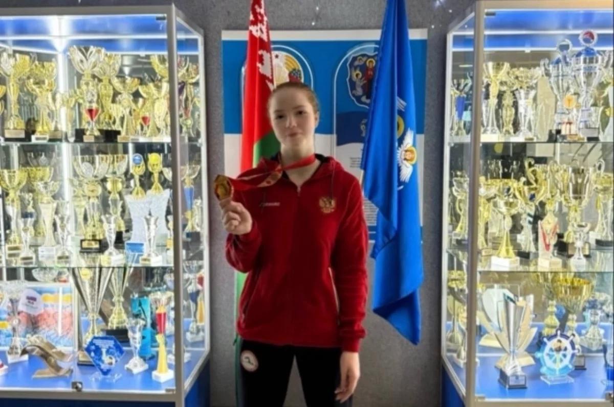 Пловчиха из Пермского края Дарья Копылова завоевала три медали на международных соревнованиях в Минске Спортсменка показала лучшие результаты на двух дистанциях брассом и вошла в число призёров в комплексном плавании Турнир прошёл в столице Беларуси и был посвящён памяти двукратного олимпийского чемпиона Сергея Коплякова В соревнованиях приняли участие спортсмены из разных стран Дарья Копылова стала победительницей на дистанциях 100 метров брассом и 200 метров брассом Дополнительно она получила бронзовую награду в комплексном плавании на дистанции 200 метров Добрые новости и история Перми подписаться