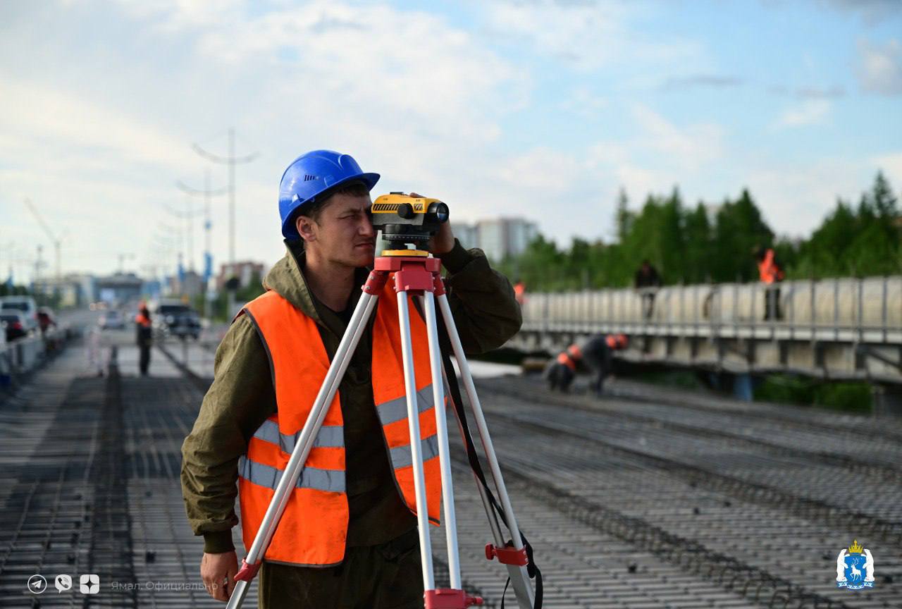 За год в муниципалитетах Ямала планируют отремонтировать более 70 километров дорог  Самые масштабные работы пройдут в юбилейный год в Новом Уренгое. Здесь построят и отремонтируют 17 км дорог. Около 10 км приведут в порядок в Салехарде и Надымском районе, семь километров – в Лабытнанги.    Большое внимание уделят реконструкции и ремонту внутриквартальных проездов и придомовых территорий. В Новом Уренгое по программе «Мой двор» планируется капремонт проездов в микрорайоне Оптимистов, на проспектах Губкина и Ленинградском.     В Ноябрьске в нормативное состояние приведут почти пять километров. На дороге из города в аэропорт установят новое освещение.      В Муравленко сделают автодорогу, ведущую к строящемуся поликлиническому комплексу.   Капремонт дорог сети в отдалённых населённых пунктах проведут в большинстве районов округа.     В Пуровском отремонтируют улицы в посёлках Уренгой и Ханымей, в Шурышкарском – в сёлах Мужи, Горки, Овгорт, Шурышкары, Питляр, Азовы. В Ямальском районе дорожники будут работать в Яр-Сале, Салемале и Панаевске, в Тазовском – в Гыде.   ‍  ЯМАЛ. Официально   Подписаться